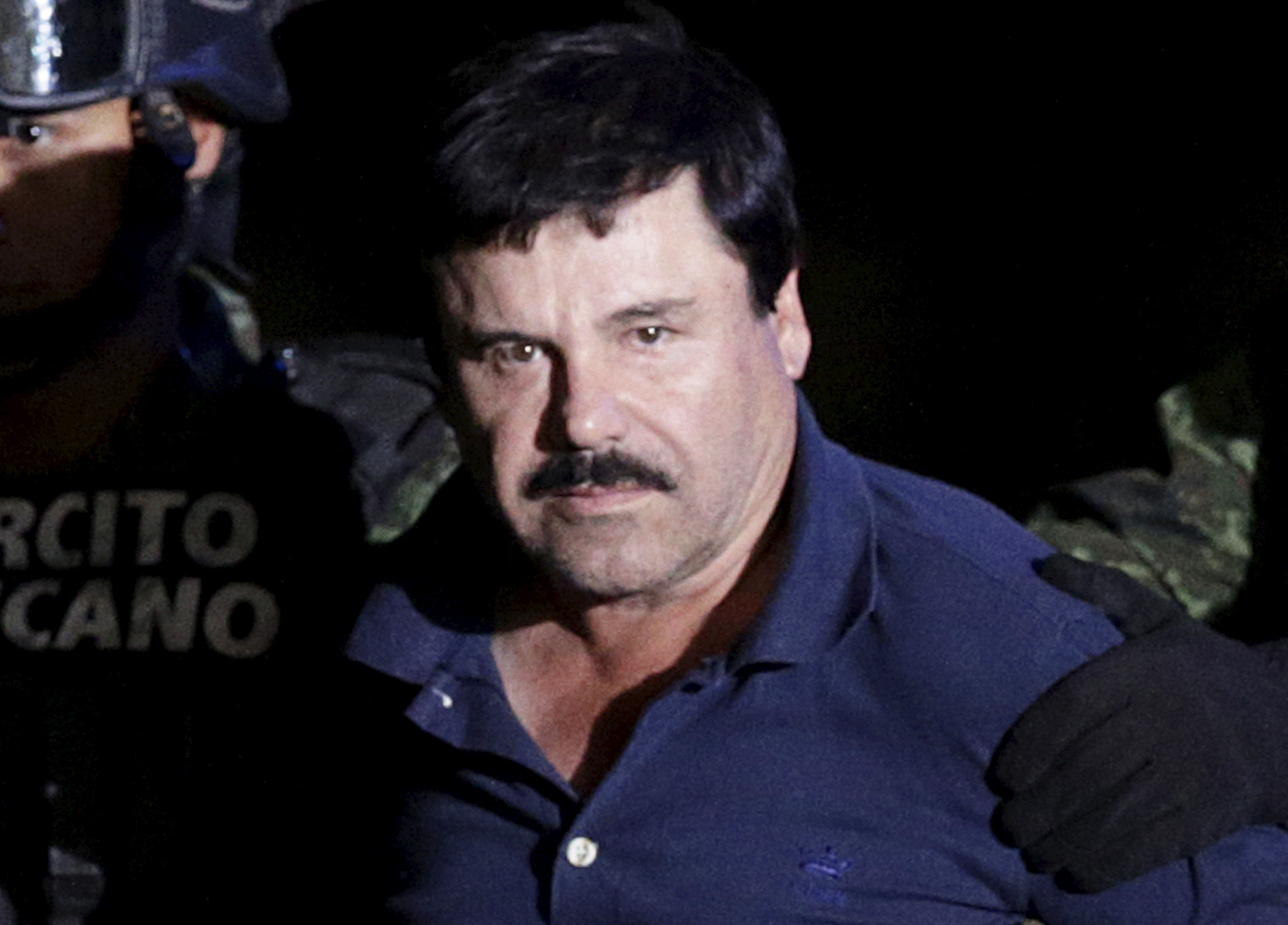 el chapo guzman con i suoi soldi